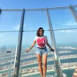 Rita Ferro Rodrigues Instagram - Dia 3 🪩 Último dia no Dubai ☺️🐥🐥🐥 Subimos ao observatório mais bonito do país - o The View - e com vista privilegiada para uma das obras de engenharia mais fabulosas do mundo - a famosa palmeira habitacional 🌴! Só lá vive quem tem muita “ paciência”! 💰💰💰 Passeámos no maior jardim do mundo - o @dubaimiraclegarden :150 milhões de flores naturais 🌸 na sua esmagadora maioria petúnias ( porque resistem ao calor intenso ) e ainda 250 milhões de plantas 😳🌱🌱! O Dubai é o país com o record de bater mais records do mundo 😁 Mas o dia de hoje foi sobretudo sobre abraços ❤️ Demos muitos abraços 🥹 🥰. Batemos o record de abraços dados por uma família tuga nos Emirados. Tungas, vai buscar. Os meus pintainhos adoraram estes três dias. Amanhã já acordamos na maravilhosa Tailândia ✨📿 Boa Noite Habibis 🫶🏽 #bestravel #bestravelviagens