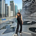 Rita Ferro Rodrigues Instagram - Dia 2 🤍🐥🐥🐥 Dubai Hoje o dia começou no incrível @museumofthefuture onde abrimos a boca de encanto ( e preocupação ) com o que de espantoso e de terrível pode ter a evolução tecnológica e a espécie humana. A mensagem está lá: só depende de nós usar o cérebro para salvar o planeta lindo em que vivemos. Depois desta reflexão lá fomos nós ao clássico @burjkhalifa ( o edifício mais alto do mundo ) onde um elevador “ supersónico” sobe 163 andares em … 60 segundos. E não se sente nada ! À tarde rumámos de barco ao Souk da parte antiga da cidade para mergulharmos nos brilhos da prata e do ouro, nos cheiros doces e quentes das especiarias e frutas cristalizadas, nos perfumes exóticos que caracterizam a região. Sândalo, flores, canela, tudo cheira bem 🌸 Ao por do sol, voltamos a acompanhar a comunidade muçulmana na primeira refeição de quebra do jejum e no @smccudubai conversámos sobre a história e cultura do país fazendo todas as perguntas que nos apeteceu sobre todos os assuntos, sem restrições. Foi uma experiência muito interessante e os miúdos adoraram. A refeição estava absolutamente divina. A caminho do hotel, exaustos mas felizes ainda tivemos de parar num lugar para cumprir um sonho do Duda 🤣 Conseguem adivinhar ? Resposta nas stories . #bestravel #bestravelviagens