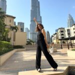 Rita Ferro Rodrigues Instagram - Dia 2 🤍🐥🐥🐥 Dubai Hoje o dia começou no incrível @museumofthefuture onde abrimos a boca de encanto ( e preocupação ) com o que de espantoso e de terrível pode ter a evolução tecnológica e a espécie humana. A mensagem está lá: só depende de nós usar o cérebro para salvar o planeta lindo em que vivemos. Depois desta reflexão lá fomos nós ao clássico @burjkhalifa ( o edifício mais alto do mundo ) onde um elevador “ supersónico” sobe 163 andares em … 60 segundos. E não se sente nada ! À tarde rumámos de barco ao Souk da parte antiga da cidade para mergulharmos nos brilhos da prata e do ouro, nos cheiros doces e quentes das especiarias e frutas cristalizadas, nos perfumes exóticos que caracterizam a região. Sândalo, flores, canela, tudo cheira bem 🌸 Ao por do sol, voltamos a acompanhar a comunidade muçulmana na primeira refeição de quebra do jejum e no @smccudubai conversámos sobre a história e cultura do país fazendo todas as perguntas que nos apeteceu sobre todos os assuntos, sem restrições. Foi uma experiência muito interessante e os miúdos adoraram. A refeição estava absolutamente divina. A caminho do hotel, exaustos mas felizes ainda tivemos de parar num lugar para cumprir um sonho do Duda 🤣 Conseguem adivinhar ? Resposta nas stories . #bestravel #bestravelviagens