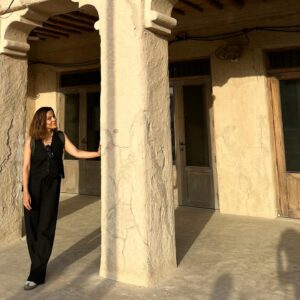 Rita Ferro Rodrigues Instagram - Dia 2 🤍🐥🐥🐥
Dubai 
Hoje o dia começou no incrível @museumofthefuture onde abrimos a boca de encanto ( e preocupação ) com o que de espantoso e de terrível pode ter a evolução tecnológica e a espécie humana. A mensagem está lá: só depende de nós usar o cérebro para salvar o planeta lindo em que vivemos. Depois desta reflexão lá fomos nós ao clássico @burjkhalifa ( o edifício mais alto do mundo ) onde um elevador “ supersónico” sobe  163 andares em … 60 segundos. E não se sente nada ! 
À tarde rumámos de barco ao Souk da parte antiga da cidade para mergulharmos nos brilhos da prata e do ouro, nos cheiros doces e quentes das especiarias e frutas cristalizadas, nos perfumes exóticos que caracterizam a região. Sândalo, flores, canela, tudo cheira bem 🌸
Ao por do sol, voltamos a acompanhar a comunidade muçulmana na primeira refeição de quebra do jejum e no  @smccudubai conversámos sobre a história e cultura do país fazendo todas as perguntas que nos apeteceu sobre todos os assuntos, sem restrições. Foi uma experiência muito interessante e os miúdos adoraram. A refeição estava absolutamente divina. A caminho do hotel, exaustos mas felizes ainda tivemos de parar num lugar para cumprir um sonho do Duda 🤣
Conseguem adivinhar ? Resposta nas stories .
#bestravel
#bestravelviagens