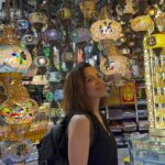 Rita Ferro Rodrigues Instagram - Dia 2 🤍🐥🐥🐥 Dubai Hoje o dia começou no incrível @museumofthefuture onde abrimos a boca de encanto ( e preocupação ) com o que de espantoso e de terrível pode ter a evolução tecnológica e a espécie humana. A mensagem está lá: só depende de nós usar o cérebro para salvar o planeta lindo em que vivemos. Depois desta reflexão lá fomos nós ao clássico @burjkhalifa ( o edifício mais alto do mundo ) onde um elevador “ supersónico” sobe 163 andares em … 60 segundos. E não se sente nada ! À tarde rumámos de barco ao Souk da parte antiga da cidade para mergulharmos nos brilhos da prata e do ouro, nos cheiros doces e quentes das especiarias e frutas cristalizadas, nos perfumes exóticos que caracterizam a região. Sândalo, flores, canela, tudo cheira bem 🌸 Ao por do sol, voltamos a acompanhar a comunidade muçulmana na primeira refeição de quebra do jejum e no @smccudubai conversámos sobre a história e cultura do país fazendo todas as perguntas que nos apeteceu sobre todos os assuntos, sem restrições. Foi uma experiência muito interessante e os miúdos adoraram. A refeição estava absolutamente divina. A caminho do hotel, exaustos mas felizes ainda tivemos de parar num lugar para cumprir um sonho do Duda 🤣 Conseguem adivinhar ? Resposta nas stories . #bestravel #bestravelviagens
