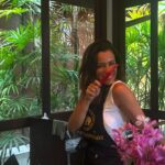 Rita Ferro Rodrigues Instagram - 🌶️🌶️🌶️ Pad Thai🇹🇭 INGREDIENTES Massa de arroz (noodles), 1 colher de sopa de óleo, 250g de camarão cru, 3 dentes de alho, 1 chalota, rebentos de soja, 1 colher de sopa de amendoins torrados, 1 ovo. Para o molho: 2 colheres de sopa de pasta de tamarindo, 2 colheres de sopa de açúcar, sumo de meia lima, 4 colheres de sopa de molho de peixe, 1 colher de café de óleo de sésamo. PREPARAÇÃO Coza a massa em água a ferver (4 minutos), escorra, passe por água fria e junte um pouco de óleo. Aqueça uma frigideira ou um wok e junte o óleo. Quando estiver quente adicione a chalota e o alho picados. Salteie até ficarem dourados, adicione o camarão e continue a saltear. Junte a massa, o molho e envolva tudo. Junte os amendoins torrados e continue a saltear. Abra um espaço no meio do wok, deite-lhe um ovo e envolva de forma vigorosa. Retire do lume e sirva com rebentos de soja, coentros picados, óleo de sésamo e lima. @revistavoltaaomundo @turismo_da_tailandia