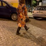 Rita Ferro Rodrigues Instagram - Fim da tarde de ontem em Lisboa ✨ Arte & Amigos O kimono é da @monarte_official da artista @peresmomo . O @pedrolopes66 é da Sofia 🤣. E é um querido amigo ❤️ A exposição é a incrível ARCO na @cordoarianacional Hair and Make up com os artistas da @artz.hair artz e @yudiimakeup 🤩 A gargalhada é minha e que assim se mantenha sempre . Boa Sexta -Feira artistas 🎨🖌️ #art #arcolisboa #friends#kimono #lisboa