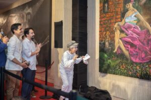 Rita Moreno Instagram - ¡Estás imágenes hablan por si solas! 🥹

Nuestra Rita Moreno se emocionó cuando vio la sorpresa que le teníamos junto a la Familia Miranda, “Rita” creada por Éktor Rivera, plasma la vida y trayectoria de la inigualable artista puertorriqueña. 

El público de #WestSideStoryPR será el primero en disfrutar de esta hermosa obra de arte. 

West Side Story desde el 9 de febrero en el Bellas Artes de Santurce. 

#WestSideStory #RitaMoreno #Rita #Art #Broadway @theritamoreno @ektorrivera @ektorrivera_art