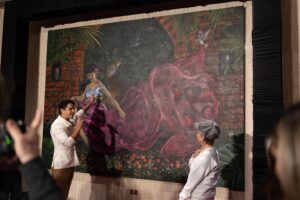 Rita Moreno Instagram - ¡Estás imágenes hablan por si solas! 🥹

Nuestra Rita Moreno se emocionó cuando vio la sorpresa que le teníamos junto a la Familia Miranda, “Rita” creada por Éktor Rivera, plasma la vida y trayectoria de la inigualable artista puertorriqueña. 

El público de #WestSideStoryPR será el primero en disfrutar de esta hermosa obra de arte. 

West Side Story desde el 9 de febrero en el Bellas Artes de Santurce. 

#WestSideStory #RitaMoreno #Rita #Art #Broadway @theritamoreno @ektorrivera @ektorrivera_art