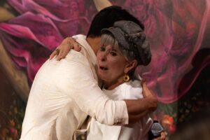 Rita Moreno Instagram - ¡Estás imágenes hablan por si solas! 🥹

Nuestra Rita Moreno se emocionó cuando vio la sorpresa que le teníamos junto a la Familia Miranda, “Rita” creada por Éktor Rivera, plasma la vida y trayectoria de la inigualable artista puertorriqueña. 

El público de #WestSideStoryPR será el primero en disfrutar de esta hermosa obra de arte. 

West Side Story desde el 9 de febrero en el Bellas Artes de Santurce. 

#WestSideStory #RitaMoreno #Rita #Art #Broadway @theritamoreno @ektorrivera @ektorrivera_art