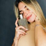 Rita Tiecher Instagram - Como o dia dos solteiros foi ontem, em comemoração a @belezanaweb e @bumble_brasil me enviou esses dois perfumes maravilhosos da Armani, que eu posso usar tanto pra um date com um boy que vou arrumar lá no Bumble (pq não sou boba né rs) quanto para meu momento sozinha de autocuidado e amor. Maravilha, né? Deixei uma super promoção incrível nos meus stories pra vocês, corre pra vê e se jogaaaa! #DêOPrimeiroPasso #ConexaoBlzBumble #publi #publicidade