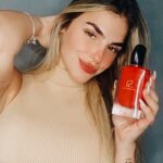 Rita Tiecher Instagram - Como o dia dos solteiros foi ontem, em comemoração a @belezanaweb e @bumble_brasil me enviou esses dois perfumes maravilhosos da Armani, que eu posso usar tanto pra um date com um boy que vou arrumar lá no Bumble (pq não sou boba né rs) quanto para meu momento sozinha de autocuidado e amor. Maravilha, né? Deixei uma super promoção incrível nos meus stories pra vocês, corre pra vê e se jogaaaa! #DêOPrimeiroPasso #ConexaoBlzBumble #publi #publicidade