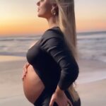 Rita Tiecher Instagram - Reta final da minha deusa solar no forninho! Obrigada @raygreenfotografias por capturar esses momentos incríveis. você é impecável no que faz! Seu olhar clínico pra gestação tornou tudo mais lindo 🤧🥹🌞🩷 maquiagem: @miferreirabeauty