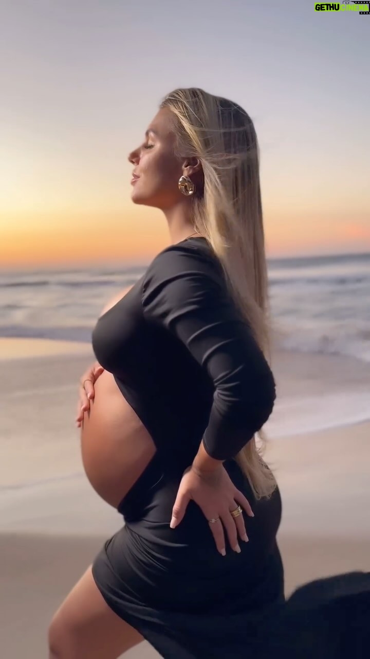 Rita Tiecher Instagram - Reta final da minha deusa solar no forninho! Obrigada @raygreenfotografias por capturar esses momentos incríveis. você é impecável no que faz! Seu olhar clínico pra gestação tornou tudo mais lindo 🤧🥹🌞🩷 maquiagem: @miferreirabeauty