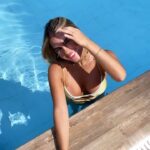 Rita Tiecher Instagram - ✨ E vamos de poses na piscina.. qual é a sua preferida? ✨ a primeira eu quase quebrei a coluna fazendo kkkkkkk 😂