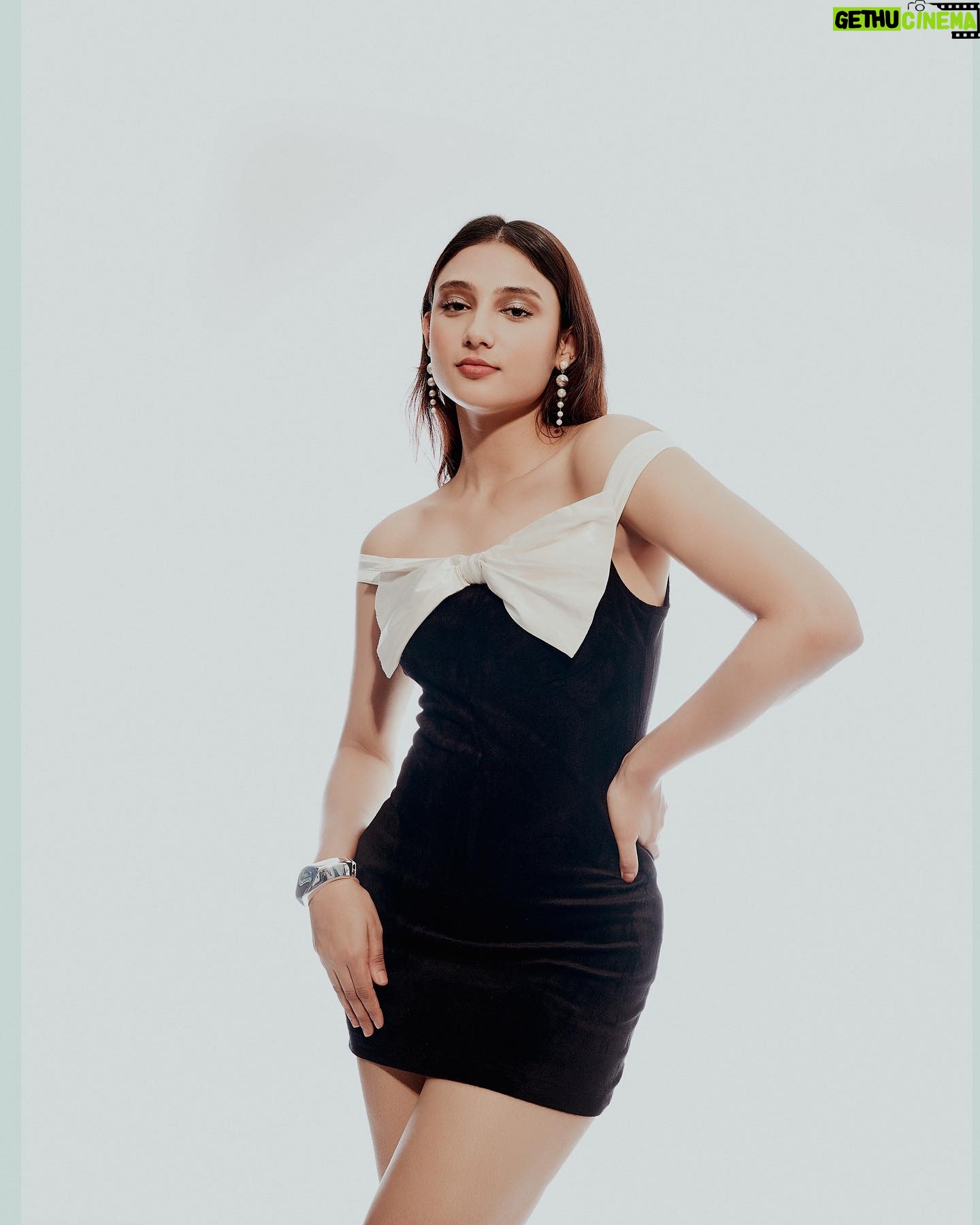 Ritika Nayak Instagram - I don’t bow and you can’t tie me down, but I sure do fancy them both together. #bowtie. 😉🌸 . . Styling:- @shefalideora_ Outfit:- @may.official.store Makeup :- @makeupbyshenila Jewels by @arvino_co @gilded.official Pictures:- @amannagoshe @swati_happe @purplethoughtsind . . . . #ritikanayak