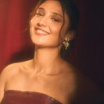 Ritika Nayak Instagram - ✨Shimmer and Shine ✨ . . Styling:- @shefalideora_ Outfit:- @labelrsvp Jewels by @arvino_co @gilded.official Make up : @makeupbyshenila Pictures:- @amannagoshe @swati_happe @purplethoughtsind @purplethoughtsfilmgmt