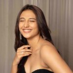 Ritika Nayak Instagram - Tada ✨✨ . . . Photographer - @_anupphotography Stylist - @shefalideora_ Outfit - @_anjali_jha_____ Acessories:- @houseofqc MUA : Praveen anna @swati_happe @akankshakj @purplethoughtsind