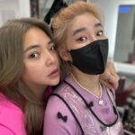 Riva Chang Instagram - 一直還沒沒好好來介紹我的新髮色💕 這次顏色算是很淺又有著各種秘密巧思的顏色！ 真的超感謝我的 #miyake 她就像是我的多啦A夢，總是能幫我實現我想要的，再用他的專業讓我的髮色髮型都是最好看的！ 轉眼間合作快十年了謝謝miyake一路和我在頭髮蹦出各種火花❤️我愛她～風風烈烈最瘋狂～ 如果你也想要跟我有類似的髮色（我真的很喜歡） 奶茶灰 藍色 x粉紅 東方女孩 染 奶茶灰 超級適合！ 除了顯皮膚白以外 多了ㄧ份仙氣 感✨😍 另外 好久沒玩彩色顏色的 甜甜 在夏天來臨 ，必須準備起來 #只要配合漂染過後的專業髮品不怕褪色 👩🏻‍🎨【漂後頭髮】🌈 褪色後過程， 都會讓自己驚艷 香水有 【前味 、中味 、後味】 米亞奇的特調色也有～ 【前、中 、後色調 】 每個褪色階段 都有不同的驚喜！ 怎樣樣褪色才美? 除了調色很重要以外🙆🏻 ❰居家護理 ❱ 及 ❰維護❱ 是非常重要唷！ ⚠️ 染後搭配 #mcg魔王白 讓顏色維持更久 謝謝@miyake.mpalace 有任何頭髮上的問題也都可以找她唷！