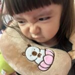 Riva Chang Instagram - 你有沒有跟我一樣的這種女兒！ 明明才兩歲多，也不知為何對自己自信破表～ 動不動就跟媽媽說：我是公主內！！ 當媽媽回答說那媽媽也是公主嗎？ 她不加以思索的說：不是你是大象…. （請幫我點播一首：哭笑不得🥲） 我還沈溺在～到底什麼你是公主我是大象！？ 她便馬上說：媽媽幫我拍照吧！？ 一直再來還要我還沒拍完內🙄 然後走到哪裡她都要拍，還強迫要拍很多張，然後自己還會變換姿勢！ ….拍完還會檢查！ 重點她居然還知道要怎麼自拍！！！￼ 想想～當年兩歲多的我應該還在偷吃鼻屎吧🤔 你們的小孩也是這樣嗎？ 你們也一直被他下Q下指令嗎！？ 這傢伙真是我最愛的調皮小惡魔👿