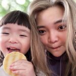 Riva Chang Instagram – 有了孩子之後真的突然發現時光飛逝的特別迅速，還好我的外表還算是個臘媽（自己說勒哈哈😂）

從明明剛出來的小嬰兒四小時餵一次奶，三不五時就炸屎炸尿，全身軟趴趴頭髮很稀疏，真的仿佛昨天！

結果現在開始要陪著他參加各種戶外教學，每天跟他你一言我一語，甚至還在他身上學到新的歌曲舞蹈和YT頻道，更變成每天換成問他你要吃什麼？

真的是相當奧妙的旅程每一步一腳印，每一天的翻頁再翻頁！

以前我是一個超不在乎健康的人，更一點都不在乎生死，只覺得縱使離開也要是正在持續帶給大家歡樂或是專業戲劇演出的時候！
至於健康歲便啦，該離開聽天由命！

但有了孩子徹徹底底推翻一切，我只希望我能一直很健康，雖然產後體質改變而患上的兩種疾病 #甲狀腺低下 #多囊性卵巢 導致我不吃不喝都要承受身體一直發胖，每天要吃一堆醫生開並且不能私自停藥的藥物，每三個月固定的抽血日，不是更嚴重就是維持控制，但能不能好醫師也不知道只要維持控制就已經是好消息～但我知道肥胖會有更多連帶的併發症，但我卻無法抵抗，我不在意不明白或沒經歷過的人怎麼抨擊嘲笑我的外在！

我只希望健康健康給我健康，因為我真的希望可以陪我女兒久一點讓他擁有我這媽媽在身邊的時間長一點！

好啦～不想這些了我本就該散播歡樂我想分享我陪著女兒的戶外教學，真的很特別這些事情以前明明都是我出外景工作的事，現在變成我跟我女兒一起要完成的事，這次讓米苔目體驗搗麻糬，吃麻糬，自己彩繪花盆再撿樹葉填底部，自己挖泥土種自己的多肉植物，再去理解我們吃到白米所經歷的三個程序，最後大隊遊戲滾筒子單腳跳，然後開始跟大家去玩彈跳床，再開放最後一小時自由活動超大的草皮溜滑梯盪鞦韆，米苔目開心極了一直說媽媽：我要每天都跟這麼多小朋友這樣玩！

但此時此刻的我早就累歪了，畢竟樣樣陪同也讓我想起昔日我女魔王的外景人生，除了健康的重要年紀好像真的也有差不得不承認，但我還是可以的💪…只是那個畫面活動力十足的孩子牽著一個快沒電的媽媽還一直說…走走走真的蠻好笑的😂

怎麼每次要放小孩的電都把自己的電耗盡啊😣😣😣

但我很建議如果妳的小孩也處於跟米苔目差不多年紀，最喜歡交朋友跟過群體生活玩樂的時候，我們再忙都要空出時間陪著他一起參加各種團體活動，他喜歡快樂的事同時我們也可以跟其他家長討論分享，更是親子最棒的親密更相互成長的美好時光啊👍🏿

@hellotherebabykids 米苔目衣服
