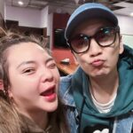 Riva Chang Instagram - 喔耶！喔耶！哇哇哇～ 是 #energy 耶😍 #都跟你說了放手 不要再聽你的藉口 都跟你說了放手 不要再當什麼精神上的解脫🤣 今天來錄音室配音巧遇最近喜氣人氣都旺到爆的 #書偉 我們來配 #我的婆婆怎麼那麼可愛2 的音，超超期待它上檔的！！ 到時候大家一定要多多支持我們的婆婆Part2❤️ 也要支持帥氣感人的中年帥氣團體 #energy 更要支持 #小甜甜張可昀 我本人～哈哈啾咪🥰😘 又變天了大家一定要把身體照顧好唷💪💪
