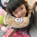Riva Chang Instagram - 你有沒有跟我一樣的這種女兒！ 明明才兩歲多，也不知為何對自己自信破表～ 動不動就跟媽媽說：我是公主內！！ 當媽媽回答說那媽媽也是公主嗎？ 她不加以思索的說：不是你是大象…. （請幫我點播一首：哭笑不得🥲） 我還沈溺在～到底什麼你是公主我是大象！？ 她便馬上說：媽媽幫我拍照吧！？ 一直再來還要我還沒拍完內🙄 然後走到哪裡她都要拍，還強迫要拍很多張，然後自己還會變換姿勢！ ….拍完還會檢查！ 重點她居然還知道要怎麼自拍！！！￼ 想想～當年兩歲多的我應該還在偷吃鼻屎吧🤔 你們的小孩也是這樣嗎？ 你們也一直被他下Q下指令嗎！？ 這傢伙真是我最愛的調皮小惡魔👿