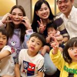 Riva Chang Instagram - 話說 #米苔目 才兩歲多，但他對帥醜定義自己，已經分配的非常強烈，再來就是她真的很會大方很狂的主動出擊，讓對方驚訝不已也無語（這真的真的不是我教他的喔）因為她這方面真的比我更厲害～她的主動身為媽媽的我還很害羞佩服勒！ 最厲害的是….兩歲多的小女孩不是應該處於羞澀狀態，但是她他手裡牽著別的男生，眼裡同時盯著其他獵物….這招厲害！！ 身為老母的我該跟她請教一下～ 女兒啊～妳怎麼做到的！？ 哈哈哈哈😂 但以後我是不是也要提早擔心她的戀情…..身為媽媽就是時時沒有辦法安心～尤其她這傢伙這麼出其不意😂 @peter_and_susan 衣服套裝來自 @hellotherebabykids