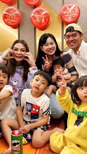 Riva Chang Instagram - 話說 #米苔目 才兩歲多，但他對帥醜定義自己，已經分配的非常強烈，再來就是她真的很會大方很狂的主動出擊，讓對方驚訝不已也無語（這真的真的不是我教他的喔）因為她這方面真的比我更厲害～她的主動身為媽媽的我還很害羞佩服勒！

最厲害的是….兩歲多的小女孩不是應該處於羞澀狀態，但是她他手裡牽著別的男生，眼裡同時盯著其他獵物….這招厲害！！ 

身為老母的我該跟她請教一下～ 女兒啊～妳怎麼做到的！？ 哈哈哈哈😂

但以後我是不是也要提早擔心她的戀情…..身為媽媽就是時時沒有辦法安心～尤其她這傢伙這麼出其不意😂

@peter_and_susan

衣服套裝來自 @hellotherebabykids