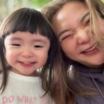 Riva Chang Instagram – 有了孩子之後真的突然發現時光飛逝的特別迅速，還好我的外表還算是個臘媽（自己說勒哈哈😂）

從明明剛出來的小嬰兒四小時餵一次奶，三不五時就炸屎炸尿，全身軟趴趴頭髮很稀疏，真的仿佛昨天！

結果現在開始要陪著他參加各種戶外教學，每天跟他你一言我一語，甚至還在他身上學到新的歌曲舞蹈和YT頻道，更變成每天換成問他你要吃什麼？

真的是相當奧妙的旅程每一步一腳印，每一天的翻頁再翻頁！

以前我是一個超不在乎健康的人，更一點都不在乎生死，只覺得縱使離開也要是正在持續帶給大家歡樂或是專業戲劇演出的時候！
至於健康歲便啦，該離開聽天由命！

但有了孩子徹徹底底推翻一切，我只希望我能一直很健康，雖然產後體質改變而患上的兩種疾病 #甲狀腺低下 #多囊性卵巢 導致我不吃不喝都要承受身體一直發胖，每天要吃一堆醫生開並且不能私自停藥的藥物，每三個月固定的抽血日，不是更嚴重就是維持控制，但能不能好醫師也不知道只要維持控制就已經是好消息～但我知道肥胖會有更多連帶的併發症，但我卻無法抵抗，我不在意不明白或沒經歷過的人怎麼抨擊嘲笑我的外在！

我只希望健康健康給我健康，因為我真的希望可以陪我女兒久一點讓他擁有我這媽媽在身邊的時間長一點！

好啦～不想這些了我本就該散播歡樂我想分享我陪著女兒的戶外教學，真的很特別這些事情以前明明都是我出外景工作的事，現在變成我跟我女兒一起要完成的事，這次讓米苔目體驗搗麻糬，吃麻糬，自己彩繪花盆再撿樹葉填底部，自己挖泥土種自己的多肉植物，再去理解我們吃到白米所經歷的三個程序，最後大隊遊戲滾筒子單腳跳，然後開始跟大家去玩彈跳床，再開放最後一小時自由活動超大的草皮溜滑梯盪鞦韆，米苔目開心極了一直說媽媽：我要每天都跟這麼多小朋友這樣玩！

但此時此刻的我早就累歪了，畢竟樣樣陪同也讓我想起昔日我女魔王的外景人生，除了健康的重要年紀好像真的也有差不得不承認，但我還是可以的💪…只是那個畫面活動力十足的孩子牽著一個快沒電的媽媽還一直說…走走走真的蠻好笑的😂

怎麼每次要放小孩的電都把自己的電耗盡啊😣😣😣

但我很建議如果妳的小孩也處於跟米苔目差不多年紀，最喜歡交朋友跟過群體生活玩樂的時候，我們再忙都要空出時間陪著他一起參加各種團體活動，他喜歡快樂的事同時我們也可以跟其他家長討論分享，更是親子最棒的親密更相互成長的美好時光啊👍🏿

@hellotherebabykids 米苔目衣服