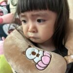 Riva Chang Instagram - 你有沒有跟我一樣的這種女兒！ 明明才兩歲多，也不知為何對自己自信破表～ 動不動就跟媽媽說：我是公主內！！ 當媽媽回答說那媽媽也是公主嗎？ 她不加以思索的說：不是你是大象…. （請幫我點播一首：哭笑不得🥲） 我還沈溺在～到底什麼你是公主我是大象！？ 她便馬上說：媽媽幫我拍照吧！？ 一直再來還要我還沒拍完內🙄 然後走到哪裡她都要拍，還強迫要拍很多張，然後自己還會變換姿勢！ ….拍完還會檢查！ 重點她居然還知道要怎麼自拍！！！￼ 想想～當年兩歲多的我應該還在偷吃鼻屎吧🤔 你們的小孩也是這樣嗎？ 你們也一直被他下Q下指令嗎！？ 這傢伙真是我最愛的調皮小惡魔👿