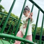 Riva Chang Instagram – 有了孩子之後真的突然發現時光飛逝的特別迅速，還好我的外表還算是個臘媽（自己說勒哈哈😂）

從明明剛出來的小嬰兒四小時餵一次奶，三不五時就炸屎炸尿，全身軟趴趴頭髮很稀疏，真的仿佛昨天！

結果現在開始要陪著他參加各種戶外教學，每天跟他你一言我一語，甚至還在他身上學到新的歌曲舞蹈和YT頻道，更變成每天換成問他你要吃什麼？

真的是相當奧妙的旅程每一步一腳印，每一天的翻頁再翻頁！

以前我是一個超不在乎健康的人，更一點都不在乎生死，只覺得縱使離開也要是正在持續帶給大家歡樂或是專業戲劇演出的時候！
至於健康歲便啦，該離開聽天由命！

但有了孩子徹徹底底推翻一切，我只希望我能一直很健康，雖然產後體質改變而患上的兩種疾病 #甲狀腺低下 #多囊性卵巢 導致我不吃不喝都要承受身體一直發胖，每天要吃一堆醫生開並且不能私自停藥的藥物，每三個月固定的抽血日，不是更嚴重就是維持控制，但能不能好醫師也不知道只要維持控制就已經是好消息～但我知道肥胖會有更多連帶的併發症，但我卻無法抵抗，我不在意不明白或沒經歷過的人怎麼抨擊嘲笑我的外在！

我只希望健康健康給我健康，因為我真的希望可以陪我女兒久一點讓他擁有我這媽媽在身邊的時間長一點！

好啦～不想這些了我本就該散播歡樂我想分享我陪著女兒的戶外教學，真的很特別這些事情以前明明都是我出外景工作的事，現在變成我跟我女兒一起要完成的事，這次讓米苔目體驗搗麻糬，吃麻糬，自己彩繪花盆再撿樹葉填底部，自己挖泥土種自己的多肉植物，再去理解我們吃到白米所經歷的三個程序，最後大隊遊戲滾筒子單腳跳，然後開始跟大家去玩彈跳床，再開放最後一小時自由活動超大的草皮溜滑梯盪鞦韆，米苔目開心極了一直說媽媽：我要每天都跟這麼多小朋友這樣玩！

但此時此刻的我早就累歪了，畢竟樣樣陪同也讓我想起昔日我女魔王的外景人生，除了健康的重要年紀好像真的也有差不得不承認，但我還是可以的💪…只是那個畫面活動力十足的孩子牽著一個快沒電的媽媽還一直說…走走走真的蠻好笑的😂

怎麼每次要放小孩的電都把自己的電耗盡啊😣😣😣

但我很建議如果妳的小孩也處於跟米苔目差不多年紀，最喜歡交朋友跟過群體生活玩樂的時候，我們再忙都要空出時間陪著他一起參加各種團體活動，他喜歡快樂的事同時我們也可以跟其他家長討論分享，更是親子最棒的親密更相互成長的美好時光啊👍🏿

@hellotherebabykids 米苔目衣服