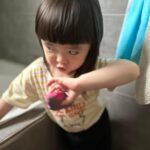 Riva Chang Instagram - 你有沒有跟我一樣的這種女兒！ 明明才兩歲多，也不知為何對自己自信破表～ 動不動就跟媽媽說：我是公主內！！ 當媽媽回答說那媽媽也是公主嗎？ 她不加以思索的說：不是你是大象…. （請幫我點播一首：哭笑不得🥲） 我還沈溺在～到底什麼你是公主我是大象！？ 她便馬上說：媽媽幫我拍照吧！？ 一直再來還要我還沒拍完內🙄 然後走到哪裡她都要拍，還強迫要拍很多張，然後自己還會變換姿勢！ ….拍完還會檢查！ 重點她居然還知道要怎麼自拍！！！￼ 想想～當年兩歲多的我應該還在偷吃鼻屎吧🤔 你們的小孩也是這樣嗎？ 你們也一直被他下Q下指令嗎！？ 這傢伙真是我最愛的調皮小惡魔👿
