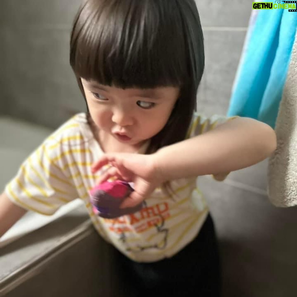 Riva Chang Instagram - 你有沒有跟我一樣的這種女兒! 明明才兩歲多,也不知為何對自己自信破表~ 動不動就跟媽媽說:我是公主內!! 當媽媽回答說那媽媽也是公主嗎? 她不加以思索的說:不是你是大象…. (請幫我點播一首:哭笑不得🥲) 我還沈溺在~到底什麼你是公主我是大象!? 她便馬上說:媽媽幫我拍照吧!? 一直再來還要我還沒拍完內🙄 然後走到哪裡她都要拍,還強迫要拍很多張,然後自己還會變換姿勢! ….拍完還會檢查! 重點她居然還知道要怎麼自拍!!! 想想~當年兩歲多的我應該還在偷吃鼻屎吧🤔 你們的小孩也是這樣嗎? 你們也一直被他下Q下指令嗎!? 這傢伙真是我最愛的調皮小惡魔👿