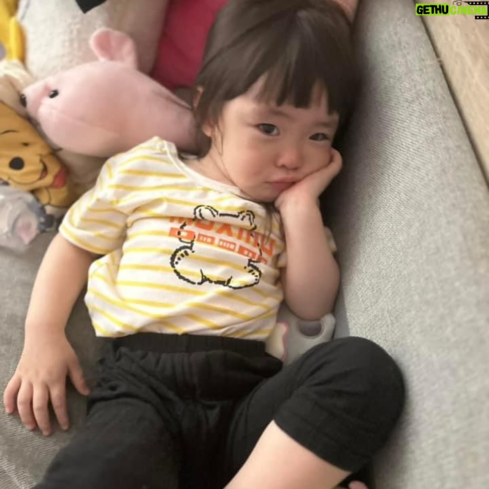 Riva Chang Instagram - 你有沒有跟我一樣的這種女兒! 明明才兩歲多,也不知為何對自己自信破表~ 動不動就跟媽媽說:我是公主內!! 當媽媽回答說那媽媽也是公主嗎? 她不加以思索的說:不是你是大象…. (請幫我點播一首:哭笑不得🥲) 我還沈溺在~到底什麼你是公主我是大象!? 她便馬上說:媽媽幫我拍照吧!? 一直再來還要我還沒拍完內🙄 然後走到哪裡她都要拍,還強迫要拍很多張,然後自己還會變換姿勢! ….拍完還會檢查! 重點她居然還知道要怎麼自拍!!! 想想~當年兩歲多的我應該還在偷吃鼻屎吧🤔 你們的小孩也是這樣嗎? 你們也一直被他下Q下指令嗎!? 這傢伙真是我最愛的調皮小惡魔👿