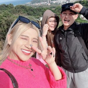 Riva Chang Instagram - 不好意思，前面那位 #紅龜粿 到底誰才是女藝人？
後面的靈異大哥，站在你前面充滿黑影好可怕！
還好我已經過完爐了！！