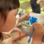 Riva Chang Instagram – 有了孩子之後真的突然發現時光飛逝的特別迅速，還好我的外表還算是個臘媽（自己說勒哈哈😂）

從明明剛出來的小嬰兒四小時餵一次奶，三不五時就炸屎炸尿，全身軟趴趴頭髮很稀疏，真的仿佛昨天！

結果現在開始要陪著他參加各種戶外教學，每天跟他你一言我一語，甚至還在他身上學到新的歌曲舞蹈和YT頻道，更變成每天換成問他你要吃什麼？

真的是相當奧妙的旅程每一步一腳印，每一天的翻頁再翻頁！

以前我是一個超不在乎健康的人，更一點都不在乎生死，只覺得縱使離開也要是正在持續帶給大家歡樂或是專業戲劇演出的時候！
至於健康歲便啦，該離開聽天由命！

但有了孩子徹徹底底推翻一切，我只希望我能一直很健康，雖然產後體質改變而患上的兩種疾病 #甲狀腺低下 #多囊性卵巢 導致我不吃不喝都要承受身體一直發胖，每天要吃一堆醫生開並且不能私自停藥的藥物，每三個月固定的抽血日，不是更嚴重就是維持控制，但能不能好醫師也不知道只要維持控制就已經是好消息～但我知道肥胖會有更多連帶的併發症，但我卻無法抵抗，我不在意不明白或沒經歷過的人怎麼抨擊嘲笑我的外在！

我只希望健康健康給我健康，因為我真的希望可以陪我女兒久一點讓他擁有我這媽媽在身邊的時間長一點！

好啦～不想這些了我本就該散播歡樂我想分享我陪著女兒的戶外教學，真的很特別這些事情以前明明都是我出外景工作的事，現在變成我跟我女兒一起要完成的事，這次讓米苔目體驗搗麻糬，吃麻糬，自己彩繪花盆再撿樹葉填底部，自己挖泥土種自己的多肉植物，再去理解我們吃到白米所經歷的三個程序，最後大隊遊戲滾筒子單腳跳，然後開始跟大家去玩彈跳床，再開放最後一小時自由活動超大的草皮溜滑梯盪鞦韆，米苔目開心極了一直說媽媽：我要每天都跟這麼多小朋友這樣玩！

但此時此刻的我早就累歪了，畢竟樣樣陪同也讓我想起昔日我女魔王的外景人生，除了健康的重要年紀好像真的也有差不得不承認，但我還是可以的💪…只是那個畫面活動力十足的孩子牽著一個快沒電的媽媽還一直說…走走走真的蠻好笑的😂

怎麼每次要放小孩的電都把自己的電耗盡啊😣😣😣

但我很建議如果妳的小孩也處於跟米苔目差不多年紀，最喜歡交朋友跟過群體生活玩樂的時候，我們再忙都要空出時間陪著他一起參加各種團體活動，他喜歡快樂的事同時我們也可以跟其他家長討論分享，更是親子最棒的親密更相互成長的美好時光啊👍🏿

@hellotherebabykids 米苔目衣服