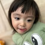 Riva Chang Instagram - #米苔目 小姐表情包系列 ！ 難道除了歌聲，自戀也會遺傳嗎？ 最近大小姐她～不知道是不是獲得太多稱讚，開始對自己的長相非常極度有自信（跟他媽當年一樣😅）！ 餵他吃午餐🥣吃一吃 米苔目：媽媽我要拍照 我都還沒說好她pose已經擺好了，而且會說還要還沒再來一直換姿勢接著還要檢查，自己再滿意的說哇好好看喔！！ 確實遺傳我遺傳的相當徹底😖，但洗完澡吃完餅乾又來了～米苔目：媽媽我想拍照…..明明才拍過吼！ 最誇張的是準備要她睡覺，他也會突然媽媽我要拍照 …然後補上我要看遠方的，不看鏡頭的那種，你要拍好喔！ 兩歲多就要求媽媽這些，每天每天的合理嗎！？ 但也不得不說我拍照技術真的好好🤣