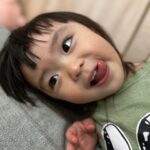 Riva Chang Instagram - #米苔目 小姐表情包系列 ！ 難道除了歌聲，自戀也會遺傳嗎？ 最近大小姐她～不知道是不是獲得太多稱讚，開始對自己的長相非常極度有自信（跟他媽當年一樣😅）！ 餵他吃午餐🥣吃一吃 米苔目：媽媽我要拍照 我都還沒說好她pose已經擺好了，而且會說還要還沒再來一直換姿勢接著還要檢查，自己再滿意的說哇好好看喔！！ 確實遺傳我遺傳的相當徹底😖，但洗完澡吃完餅乾又來了～米苔目：媽媽我想拍照…..明明才拍過吼！ 最誇張的是準備要她睡覺，他也會突然媽媽我要拍照 …然後補上我要看遠方的，不看鏡頭的那種，你要拍好喔！ 兩歲多就要求媽媽這些，每天每天的合理嗎！？ 但也不得不說我拍照技術真的好好🤣