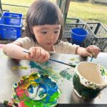 Riva Chang Instagram – 有了孩子之後真的突然發現時光飛逝的特別迅速，還好我的外表還算是個臘媽（自己說勒哈哈😂）

從明明剛出來的小嬰兒四小時餵一次奶，三不五時就炸屎炸尿，全身軟趴趴頭髮很稀疏，真的仿佛昨天！

結果現在開始要陪著他參加各種戶外教學，每天跟他你一言我一語，甚至還在他身上學到新的歌曲舞蹈和YT頻道，更變成每天換成問他你要吃什麼？

真的是相當奧妙的旅程每一步一腳印，每一天的翻頁再翻頁！

以前我是一個超不在乎健康的人，更一點都不在乎生死，只覺得縱使離開也要是正在持續帶給大家歡樂或是專業戲劇演出的時候！
至於健康歲便啦，該離開聽天由命！

但有了孩子徹徹底底推翻一切，我只希望我能一直很健康，雖然產後體質改變而患上的兩種疾病 #甲狀腺低下 #多囊性卵巢 導致我不吃不喝都要承受身體一直發胖，每天要吃一堆醫生開並且不能私自停藥的藥物，每三個月固定的抽血日，不是更嚴重就是維持控制，但能不能好醫師也不知道只要維持控制就已經是好消息～但我知道肥胖會有更多連帶的併發症，但我卻無法抵抗，我不在意不明白或沒經歷過的人怎麼抨擊嘲笑我的外在！

我只希望健康健康給我健康，因為我真的希望可以陪我女兒久一點讓他擁有我這媽媽在身邊的時間長一點！

好啦～不想這些了我本就該散播歡樂我想分享我陪著女兒的戶外教學，真的很特別這些事情以前明明都是我出外景工作的事，現在變成我跟我女兒一起要完成的事，這次讓米苔目體驗搗麻糬，吃麻糬，自己彩繪花盆再撿樹葉填底部，自己挖泥土種自己的多肉植物，再去理解我們吃到白米所經歷的三個程序，最後大隊遊戲滾筒子單腳跳，然後開始跟大家去玩彈跳床，再開放最後一小時自由活動超大的草皮溜滑梯盪鞦韆，米苔目開心極了一直說媽媽：我要每天都跟這麼多小朋友這樣玩！

但此時此刻的我早就累歪了，畢竟樣樣陪同也讓我想起昔日我女魔王的外景人生，除了健康的重要年紀好像真的也有差不得不承認，但我還是可以的💪…只是那個畫面活動力十足的孩子牽著一個快沒電的媽媽還一直說…走走走真的蠻好笑的😂

怎麼每次要放小孩的電都把自己的電耗盡啊😣😣😣

但我很建議如果妳的小孩也處於跟米苔目差不多年紀，最喜歡交朋友跟過群體生活玩樂的時候，我們再忙都要空出時間陪著他一起參加各種團體活動，他喜歡快樂的事同時我們也可以跟其他家長討論分享，更是親子最棒的親密更相互成長的美好時光啊👍🏿

@hellotherebabykids 米苔目衣服