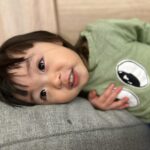 Riva Chang Instagram - #米苔目 小姐表情包系列 ！ 難道除了歌聲，自戀也會遺傳嗎？ 最近大小姐她～不知道是不是獲得太多稱讚，開始對自己的長相非常極度有自信（跟他媽當年一樣😅）！ 餵他吃午餐🥣吃一吃 米苔目：媽媽我要拍照 我都還沒說好她pose已經擺好了，而且會說還要還沒再來一直換姿勢接著還要檢查，自己再滿意的說哇好好看喔！！ 確實遺傳我遺傳的相當徹底😖，但洗完澡吃完餅乾又來了～米苔目：媽媽我想拍照…..明明才拍過吼！ 最誇張的是準備要她睡覺，他也會突然媽媽我要拍照 …然後補上我要看遠方的，不看鏡頭的那種，你要拍好喔！ 兩歲多就要求媽媽這些，每天每天的合理嗎！？ 但也不得不說我拍照技術真的好好🤣
