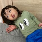 Riva Chang Instagram - #米苔目 小姐表情包系列 ！ 難道除了歌聲，自戀也會遺傳嗎？ 最近大小姐她～不知道是不是獲得太多稱讚，開始對自己的長相非常極度有自信（跟他媽當年一樣😅）！ 餵他吃午餐🥣吃一吃 米苔目：媽媽我要拍照 我都還沒說好她pose已經擺好了，而且會說還要還沒再來一直換姿勢接著還要檢查，自己再滿意的說哇好好看喔！！ 確實遺傳我遺傳的相當徹底😖，但洗完澡吃完餅乾又來了～米苔目：媽媽我想拍照…..明明才拍過吼！ 最誇張的是準備要她睡覺，他也會突然媽媽我要拍照 …然後補上我要看遠方的，不看鏡頭的那種，你要拍好喔！ 兩歲多就要求媽媽這些，每天每天的合理嗎！？ 但也不得不說我拍照技術真的好好🤣