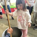 Riva Chang Instagram – 有了孩子之後真的突然發現時光飛逝的特別迅速，還好我的外表還算是個臘媽（自己說勒哈哈😂）

從明明剛出來的小嬰兒四小時餵一次奶，三不五時就炸屎炸尿，全身軟趴趴頭髮很稀疏，真的仿佛昨天！

結果現在開始要陪著他參加各種戶外教學，每天跟他你一言我一語，甚至還在他身上學到新的歌曲舞蹈和YT頻道，更變成每天換成問他你要吃什麼？

真的是相當奧妙的旅程每一步一腳印，每一天的翻頁再翻頁！

以前我是一個超不在乎健康的人，更一點都不在乎生死，只覺得縱使離開也要是正在持續帶給大家歡樂或是專業戲劇演出的時候！
至於健康歲便啦，該離開聽天由命！

但有了孩子徹徹底底推翻一切，我只希望我能一直很健康，雖然產後體質改變而患上的兩種疾病 #甲狀腺低下 #多囊性卵巢 導致我不吃不喝都要承受身體一直發胖，每天要吃一堆醫生開並且不能私自停藥的藥物，每三個月固定的抽血日，不是更嚴重就是維持控制，但能不能好醫師也不知道只要維持控制就已經是好消息～但我知道肥胖會有更多連帶的併發症，但我卻無法抵抗，我不在意不明白或沒經歷過的人怎麼抨擊嘲笑我的外在！

我只希望健康健康給我健康，因為我真的希望可以陪我女兒久一點讓他擁有我這媽媽在身邊的時間長一點！

好啦～不想這些了我本就該散播歡樂我想分享我陪著女兒的戶外教學，真的很特別這些事情以前明明都是我出外景工作的事，現在變成我跟我女兒一起要完成的事，這次讓米苔目體驗搗麻糬，吃麻糬，自己彩繪花盆再撿樹葉填底部，自己挖泥土種自己的多肉植物，再去理解我們吃到白米所經歷的三個程序，最後大隊遊戲滾筒子單腳跳，然後開始跟大家去玩彈跳床，再開放最後一小時自由活動超大的草皮溜滑梯盪鞦韆，米苔目開心極了一直說媽媽：我要每天都跟這麼多小朋友這樣玩！

但此時此刻的我早就累歪了，畢竟樣樣陪同也讓我想起昔日我女魔王的外景人生，除了健康的重要年紀好像真的也有差不得不承認，但我還是可以的💪…只是那個畫面活動力十足的孩子牽著一個快沒電的媽媽還一直說…走走走真的蠻好笑的😂

怎麼每次要放小孩的電都把自己的電耗盡啊😣😣😣

但我很建議如果妳的小孩也處於跟米苔目差不多年紀，最喜歡交朋友跟過群體生活玩樂的時候，我們再忙都要空出時間陪著他一起參加各種團體活動，他喜歡快樂的事同時我們也可以跟其他家長討論分享，更是親子最棒的親密更相互成長的美好時光啊👍🏿

@hellotherebabykids 米苔目衣服