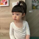Riva Chang Instagram - #米苔目 小姐表情包系列 ！ 難道除了歌聲，自戀也會遺傳嗎？ 最近大小姐她～不知道是不是獲得太多稱讚，開始對自己的長相非常極度有自信（跟他媽當年一樣😅）！ 餵他吃午餐🥣吃一吃 米苔目：媽媽我要拍照 我都還沒說好她pose已經擺好了，而且會說還要還沒再來一直換姿勢接著還要檢查，自己再滿意的說哇好好看喔！！ 確實遺傳我遺傳的相當徹底😖，但洗完澡吃完餅乾又來了～米苔目：媽媽我想拍照…..明明才拍過吼！ 最誇張的是準備要她睡覺，他也會突然媽媽我要拍照 …然後補上我要看遠方的，不看鏡頭的那種，你要拍好喔！ 兩歲多就要求媽媽這些，每天每天的合理嗎！？ 但也不得不說我拍照技術真的好好🤣