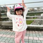 Riva Chang Instagram – 有了孩子之後真的突然發現時光飛逝的特別迅速，還好我的外表還算是個臘媽（自己說勒哈哈😂）

從明明剛出來的小嬰兒四小時餵一次奶，三不五時就炸屎炸尿，全身軟趴趴頭髮很稀疏，真的仿佛昨天！

結果現在開始要陪著他參加各種戶外教學，每天跟他你一言我一語，甚至還在他身上學到新的歌曲舞蹈和YT頻道，更變成每天換成問他你要吃什麼？

真的是相當奧妙的旅程每一步一腳印，每一天的翻頁再翻頁！

以前我是一個超不在乎健康的人，更一點都不在乎生死，只覺得縱使離開也要是正在持續帶給大家歡樂或是專業戲劇演出的時候！
至於健康歲便啦，該離開聽天由命！

但有了孩子徹徹底底推翻一切，我只希望我能一直很健康，雖然產後體質改變而患上的兩種疾病 #甲狀腺低下 #多囊性卵巢 導致我不吃不喝都要承受身體一直發胖，每天要吃一堆醫生開並且不能私自停藥的藥物，每三個月固定的抽血日，不是更嚴重就是維持控制，但能不能好醫師也不知道只要維持控制就已經是好消息～但我知道肥胖會有更多連帶的併發症，但我卻無法抵抗，我不在意不明白或沒經歷過的人怎麼抨擊嘲笑我的外在！

我只希望健康健康給我健康，因為我真的希望可以陪我女兒久一點讓他擁有我這媽媽在身邊的時間長一點！

好啦～不想這些了我本就該散播歡樂我想分享我陪著女兒的戶外教學，真的很特別這些事情以前明明都是我出外景工作的事，現在變成我跟我女兒一起要完成的事，這次讓米苔目體驗搗麻糬，吃麻糬，自己彩繪花盆再撿樹葉填底部，自己挖泥土種自己的多肉植物，再去理解我們吃到白米所經歷的三個程序，最後大隊遊戲滾筒子單腳跳，然後開始跟大家去玩彈跳床，再開放最後一小時自由活動超大的草皮溜滑梯盪鞦韆，米苔目開心極了一直說媽媽：我要每天都跟這麼多小朋友這樣玩！

但此時此刻的我早就累歪了，畢竟樣樣陪同也讓我想起昔日我女魔王的外景人生，除了健康的重要年紀好像真的也有差不得不承認，但我還是可以的💪…只是那個畫面活動力十足的孩子牽著一個快沒電的媽媽還一直說…走走走真的蠻好笑的😂

怎麼每次要放小孩的電都把自己的電耗盡啊😣😣😣

但我很建議如果妳的小孩也處於跟米苔目差不多年紀，最喜歡交朋友跟過群體生活玩樂的時候，我們再忙都要空出時間陪著他一起參加各種團體活動，他喜歡快樂的事同時我們也可以跟其他家長討論分享，更是親子最棒的親密更相互成長的美好時光啊👍🏿

@hellotherebabykids 米苔目衣服