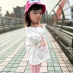 Riva Chang Instagram – 有了孩子之後真的突然發現時光飛逝的特別迅速，還好我的外表還算是個臘媽（自己說勒哈哈😂）

從明明剛出來的小嬰兒四小時餵一次奶，三不五時就炸屎炸尿，全身軟趴趴頭髮很稀疏，真的仿佛昨天！

結果現在開始要陪著他參加各種戶外教學，每天跟他你一言我一語，甚至還在他身上學到新的歌曲舞蹈和YT頻道，更變成每天換成問他你要吃什麼？

真的是相當奧妙的旅程每一步一腳印，每一天的翻頁再翻頁！

以前我是一個超不在乎健康的人，更一點都不在乎生死，只覺得縱使離開也要是正在持續帶給大家歡樂或是專業戲劇演出的時候！
至於健康歲便啦，該離開聽天由命！

但有了孩子徹徹底底推翻一切，我只希望我能一直很健康，雖然產後體質改變而患上的兩種疾病 #甲狀腺低下 #多囊性卵巢 導致我不吃不喝都要承受身體一直發胖，每天要吃一堆醫生開並且不能私自停藥的藥物，每三個月固定的抽血日，不是更嚴重就是維持控制，但能不能好醫師也不知道只要維持控制就已經是好消息～但我知道肥胖會有更多連帶的併發症，但我卻無法抵抗，我不在意不明白或沒經歷過的人怎麼抨擊嘲笑我的外在！

我只希望健康健康給我健康，因為我真的希望可以陪我女兒久一點讓他擁有我這媽媽在身邊的時間長一點！

好啦～不想這些了我本就該散播歡樂我想分享我陪著女兒的戶外教學，真的很特別這些事情以前明明都是我出外景工作的事，現在變成我跟我女兒一起要完成的事，這次讓米苔目體驗搗麻糬，吃麻糬，自己彩繪花盆再撿樹葉填底部，自己挖泥土種自己的多肉植物，再去理解我們吃到白米所經歷的三個程序，最後大隊遊戲滾筒子單腳跳，然後開始跟大家去玩彈跳床，再開放最後一小時自由活動超大的草皮溜滑梯盪鞦韆，米苔目開心極了一直說媽媽：我要每天都跟這麼多小朋友這樣玩！

但此時此刻的我早就累歪了，畢竟樣樣陪同也讓我想起昔日我女魔王的外景人生，除了健康的重要年紀好像真的也有差不得不承認，但我還是可以的💪…只是那個畫面活動力十足的孩子牽著一個快沒電的媽媽還一直說…走走走真的蠻好笑的😂

怎麼每次要放小孩的電都把自己的電耗盡啊😣😣😣

但我很建議如果妳的小孩也處於跟米苔目差不多年紀，最喜歡交朋友跟過群體生活玩樂的時候，我們再忙都要空出時間陪著他一起參加各種團體活動，他喜歡快樂的事同時我們也可以跟其他家長討論分享，更是親子最棒的親密更相互成長的美好時光啊👍🏿

@hellotherebabykids 米苔目衣服