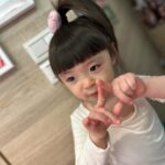 Riva Chang Instagram - #米苔目 小姐表情包系列 ！ 難道除了歌聲，自戀也會遺傳嗎？ 最近大小姐她～不知道是不是獲得太多稱讚，開始對自己的長相非常極度有自信（跟他媽當年一樣😅）！ 餵他吃午餐🥣吃一吃 米苔目：媽媽我要拍照 我都還沒說好她pose已經擺好了，而且會說還要還沒再來一直換姿勢接著還要檢查，自己再滿意的說哇好好看喔！！ 確實遺傳我遺傳的相當徹底😖，但洗完澡吃完餅乾又來了～米苔目：媽媽我想拍照…..明明才拍過吼！ 最誇張的是準備要她睡覺，他也會突然媽媽我要拍照 …然後補上我要看遠方的，不看鏡頭的那種，你要拍好喔！ 兩歲多就要求媽媽這些，每天每天的合理嗎！？ 但也不得不說我拍照技術真的好好🤣