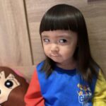 Riva Chang Instagram - 小孩睡覺的時候，就是媽媽可以把自己所有事情做完忙完，然後稍微給自己獨處的時間❤️ 尤其看著剛剛皮的要死的小傢伙，詞彙越懂越多，越來越有自己的想法，現階段他最愛的就是說：#我不要 然後剛剛還想偷偷摸摸趁還沒刷牙，故意高亢的說：媽媽我要去睡覺囉～然後我又把她再次拎回來督促她刷牙，陪著他睡著…..確實啦這何嘗不也是另一種甜蜜呢💕 我想來跟大部分的媽媽聊聊你們也都會幫自己的孩子剪頭髮嗎？尤其是瀏海的部分！！ #米苔目 的頭髮長好快，但也滿足了我過往當過髮妹的快樂，每次幫她剪完瀏海都好有成就感～ 在媽媽眼裡：總覺得天啊！好可愛好美麗😍 剪頭髮💇‍♀️安撫中邊進行，我一直說著哇！ 好像公主好美唷～但她只沒有情緒的說： 我就是公主啊～哪來的自信啦🤔真的是 #哭笑不得 #但謝謝寶貝的配合 #讓媽媽好有成就感🤣 PS:他拍照的表情跟模樣再也不是媽媽說了算，他現在一律照著自己的感覺情緒擺拍😑 媽媽們一起來分享自己的剪髮好手藝吧😍 大家 #假日愉快 媽媽也差不多要晚安了喔💤