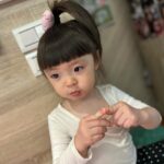 Riva Chang Instagram - #米苔目 小姐表情包系列 ！ 難道除了歌聲，自戀也會遺傳嗎？ 最近大小姐她～不知道是不是獲得太多稱讚，開始對自己的長相非常極度有自信（跟他媽當年一樣😅）！ 餵他吃午餐🥣吃一吃 米苔目：媽媽我要拍照 我都還沒說好她pose已經擺好了，而且會說還要還沒再來一直換姿勢接著還要檢查，自己再滿意的說哇好好看喔！！ 確實遺傳我遺傳的相當徹底😖，但洗完澡吃完餅乾又來了～米苔目：媽媽我想拍照…..明明才拍過吼！ 最誇張的是準備要她睡覺，他也會突然媽媽我要拍照 …然後補上我要看遠方的，不看鏡頭的那種，你要拍好喔！ 兩歲多就要求媽媽這些，每天每天的合理嗎！？ 但也不得不說我拍照技術真的好好🤣