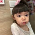 Riva Chang Instagram - #米苔目 小姐表情包系列 ！ 難道除了歌聲，自戀也會遺傳嗎？ 最近大小姐她～不知道是不是獲得太多稱讚，開始對自己的長相非常極度有自信（跟他媽當年一樣😅）！ 餵他吃午餐🥣吃一吃 米苔目：媽媽我要拍照 我都還沒說好她pose已經擺好了，而且會說還要還沒再來一直換姿勢接著還要檢查，自己再滿意的說哇好好看喔！！ 確實遺傳我遺傳的相當徹底😖，但洗完澡吃完餅乾又來了～米苔目：媽媽我想拍照…..明明才拍過吼！ 最誇張的是準備要她睡覺，他也會突然媽媽我要拍照 …然後補上我要看遠方的，不看鏡頭的那種，你要拍好喔！ 兩歲多就要求媽媽這些，每天每天的合理嗎！？ 但也不得不說我拍照技術真的好好🤣