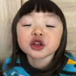 Riva Chang Instagram - #米苔目 小姐表情包系列 ！ 難道除了歌聲，自戀也會遺傳嗎？ 最近大小姐她～不知道是不是獲得太多稱讚，開始對自己的長相非常極度有自信（跟他媽當年一樣😅）！ 餵他吃午餐🥣吃一吃 米苔目：媽媽我要拍照 我都還沒說好她pose已經擺好了，而且會說還要還沒再來一直換姿勢接著還要檢查，自己再滿意的說哇好好看喔！！ 確實遺傳我遺傳的相當徹底😖，但洗完澡吃完餅乾又來了～米苔目：媽媽我想拍照…..明明才拍過吼！ 最誇張的是準備要她睡覺，他也會突然媽媽我要拍照 …然後補上我要看遠方的，不看鏡頭的那種，你要拍好喔！ 兩歲多就要求媽媽這些，每天每天的合理嗎！？ 但也不得不說我拍照技術真的好好🤣
