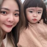 Riva Chang Instagram – 兩歲多的孩子正處於超愛跟小朋友玩！
超愛自己用各種東西編織他幻想堡壘創造只有他自己明白認識的角色人物，一直自言自語的扮家家酒！

更重要的是看到什麼都會立即拖著媽媽互動，要你跟他一起圓她的遊戲夢，厲害的是他什麼都能拿來跟你互動和你角色扮演，雖然有時候要跟她重複玩上無數次，但我很珍惜這個時候，再大一點他可能壓根不會跟你玩，再大一點你不再會是她的媽媽好友兼玩伴～珍惜當下💕

也順便回味一下小時候那個最愛玩扮家家酒時候的自己！！

#米苔目 真的很愛玩醫生病人的遊戲，什麼醫生他都能勝任🤣🤣

你們的寶貝也是嗎？ 你們也每天跟他們一再上演這些劇碼嗎？