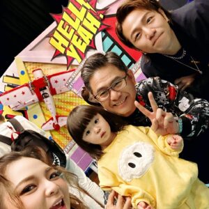 Riva Chang Instagram - 這次的我也是 #小明星大跟班
首先真的真的超級感謝 #米苔目
打從她出生到「目前」真的都還算是個小天使！
也幫了我很多很多忙，分擔了很多事情！
人家說這就是來報恩的～嗚嗚嗚 謝謝我的寶貝女兒❤️ 

由於有時候有保母幫忙（也真的很感謝我的保母將米苔目帶的很好）但有的時間我必須自己安排控制，大部分比較擔心的都是我要帶著米苔目陪著我上班工作，我會怕她不習慣不喜歡或找不到媽媽，但沒有後援的媽媽除了帶在身邊，真的真的沒有更好的方法了！

但她真的好棒不管是我拍戲或錄影她總能很乖的等我工作開始到結束，更完全不怕生更是有禮貌的和大家打招呼，自己交朋友 再來就是很能夠自嗨活在自己的世界裡，讓我能安心工作不用掛心，謝謝你對媽媽那麼好那麼愛媽媽，讓媽媽可以專心賺錢打造我們的現在以後未來❤️

小插曲，米苔目有一方面真的跟媽媽太像了只是他更嚴重 他只愛帥哥，她看到帥哥嘴巴裂到太陽穴，但這次看到 #洪哥跟大飛 整個心事重重
希望兩位不要太走心，你們還是有你們的受眾群的～啾咪😘

最後～這也是我第一次跟 #sandy拍照 我跟米苔目說，來跟這個姊姊拍照，媽媽希望你以後可以跟姊姊一樣優秀，聰明有氣質！
拍完之後sandy跟我說米苔目剛才一直握著他的手，她已經傳過去給她了～太可愛了啦❤️

#米苔目小明星大跟班的一天👍🏿

米苔目的衣服超可愛是來自
@hellotherebabykids ❤️