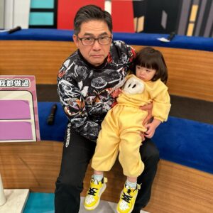 Riva Chang Instagram - 這次的我也是 #小明星大跟班
首先真的真的超級感謝 #米苔目
打從她出生到「目前」真的都還算是個小天使！
也幫了我很多很多忙，分擔了很多事情！
人家說這就是來報恩的～嗚嗚嗚 謝謝我的寶貝女兒❤️ 

由於有時候有保母幫忙（也真的很感謝我的保母將米苔目帶的很好）但有的時間我必須自己安排控制，大部分比較擔心的都是我要帶著米苔目陪著我上班工作，我會怕她不習慣不喜歡或找不到媽媽，但沒有後援的媽媽除了帶在身邊，真的真的沒有更好的方法了！

但她真的好棒不管是我拍戲或錄影她總能很乖的等我工作開始到結束，更完全不怕生更是有禮貌的和大家打招呼，自己交朋友 再來就是很能夠自嗨活在自己的世界裡，讓我能安心工作不用掛心，謝謝你對媽媽那麼好那麼愛媽媽，讓媽媽可以專心賺錢打造我們的現在以後未來❤️

小插曲，米苔目有一方面真的跟媽媽太像了只是他更嚴重 他只愛帥哥，她看到帥哥嘴巴裂到太陽穴，但這次看到 #洪哥跟大飛 整個心事重重
希望兩位不要太走心，你們還是有你們的受眾群的～啾咪😘

最後～這也是我第一次跟 #sandy拍照 我跟米苔目說，來跟這個姊姊拍照，媽媽希望你以後可以跟姊姊一樣優秀，聰明有氣質！
拍完之後sandy跟我說米苔目剛才一直握著他的手，她已經傳過去給她了～太可愛了啦❤️

#米苔目小明星大跟班的一天👍🏿

米苔目的衣服超可愛是來自
@hellotherebabykids ❤️